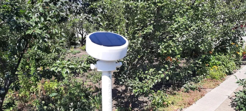 POK004 в портретном плане — присланное пользователем фото текущей версии устройства, уже с увеличенной панелью 150 мА. Видно характерную форму-шайбу, наклонную солнечную панель, узел поворота и штатив. POK004 крупно